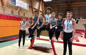 6 decembre - Première compétition GAM du CSL Gym à Chalon: 8 gymnastes engagés, 8 médailles remportées