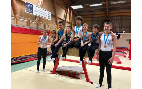 6 decembre - Première compétition GAM du CSL Gym à Chalon: 8 gymnastes engagés, 8 médailles remportées